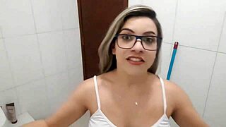 Gostosa Safada Shows Off During House Cleaning