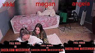 Tre söta tonårsbrudar går loss med dildos och djup hals på webbkamera