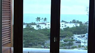 Mijn 58-jarige vrouw betrapt op masturberen op het strand door vrienden