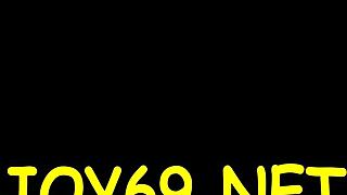 Красивая молодая красотка хватает тебя в соло игре