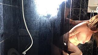 novinho comendo a tia do seu amigo no banheiro da casa dela branquinha gostosa