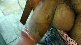 uma punheta escondido no banheiro