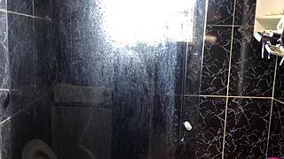 novinho comendo a tia do seu amigo no banheiro da casa dela branquinha gostosa