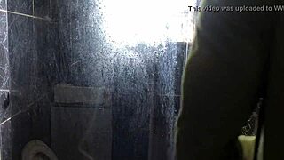 novinho comendo a tia do seu amigo no banheiro da casa dela branquinha gostosa