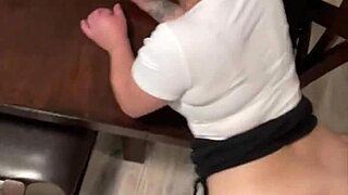 Ung stor rumpa milf knullas hårt. Hon rider kuk som en porrstjärna och tar sperma på sin stora rumpa!