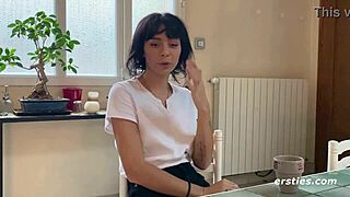 Sasha bohrt sich mit Glas-Dildo – Wahnsinn!