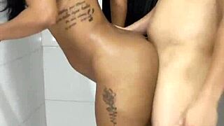 Ei, Fodendo uma Prostituta Quente Enquanto Tomamos Banho Juntos no Clima do Caribe!