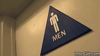 Fajok Közötti Mélytorok Kibontakozik egy Rejtett Gloryhole-on Keresztül