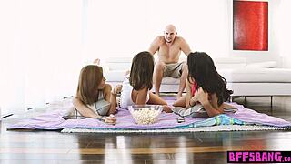 Perv stedsbror knepper lille 18+ stedsøster hårdt med teen 18+ BFFs