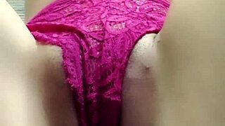 Ne mogu da verujem da ova velika sisa tinejdžerka 18+ 18+ masturbira svoju usku pičku tako dobro.