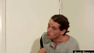 Wow, ta krásná nevlastní máma dostala hluboko a tvrdě do kundičky! Nevěřím té horké roleplay! 🔥💦