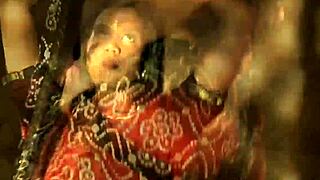 bollywood girl looks so pretty nude