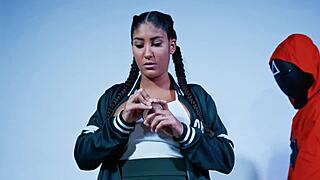 वीनस अफ्रोदिता ने स्क्विड गेम कॉसप्ले में बॉस को हार्ड एनल चोदा