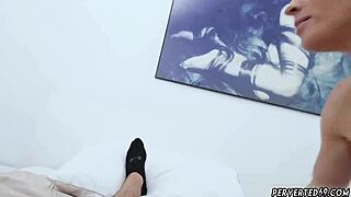 MILF española Krissy Lynn seduce a un ladrón en acción pecaminosa de madrastra