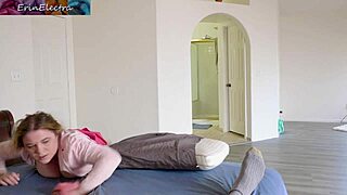 Berkongsi bilik jadi intim dengan anak tiri aku.