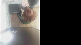 Si Cantik Berambut Merah Goda Pembina Asing Dalam Legging Ketat, Wow!