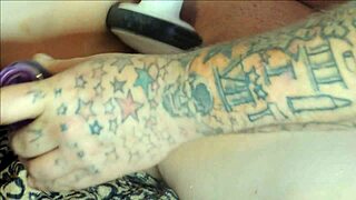 Cookie kastelee sänkyni villillä ruiskuilla