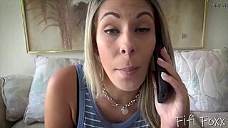 Stiefmoeder Nikki Brooks helpt zoon met intense masturbatie sessie