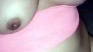 esposa en trio casero con amigos apasionados