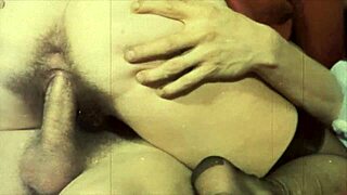 Vintage dlakava milf uživa intenzivno jebanje v retro sceni z nestrpnim bobrom.