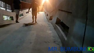 Gay novinho in lingerie devours MrBumbumBrasil's cock outdoors on the street?