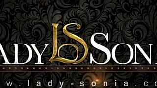 Britse dame pijpt lekker op bed, wow!