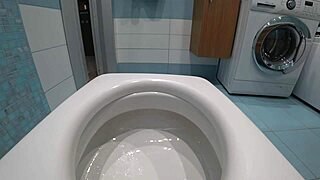 Versteckte Klokamera fängt dickliche MILF beim Pissen in Nahaufnahme