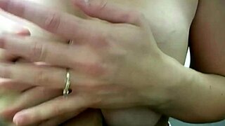 Sosedova zrela cica: Dekle od sosedov daje amatersko cico jebanje