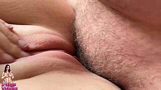 Coquine au foyer en manque de queue avec un déménageur sexy