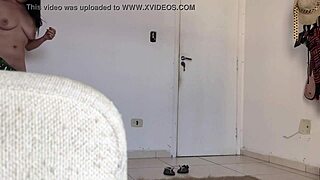 Skrytá kamera špehuje mladú babu po kúpaní