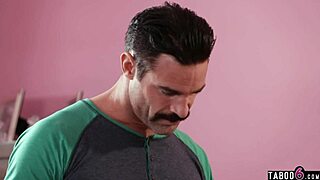 בת חורגת סאמר דיי נתפסת מצלמת על ידי אבא חורג