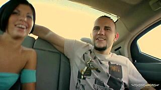 Mršava tetovirana brineta pokupljena za intenzivno tučenje