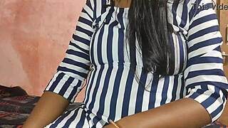 מורה הודית חמה דסי, רוצה לראות את הכוס המגולחת מקבלת אצבע?