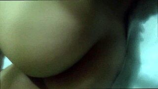 Ung latin-tjej onanerar sin stora rakade våta fitta hemma