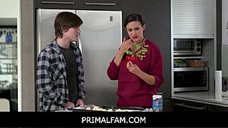 Доведената майка Пени Барбър успокоява яростния стояк на Тайлър Круз в първична сцена