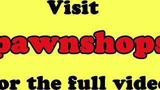 Zálogház amatőr meghajolva és kutyapózban dugva rejtett hátsó szobában voyeur jelenet