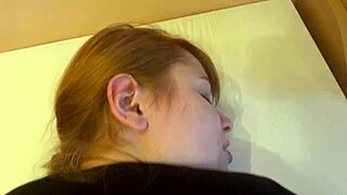 Tinder punca nagnjena čez mizo za stoječi doggystyle od starejšega tipa. Velik kurac facial zaključek!