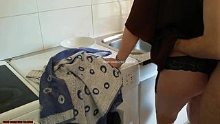 La MILF française cougar séduit son beau-fils en privé