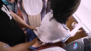 Srce mi razbija, ko vidim Xiao Ye Ye, kako jo trdo nabijejo na javnem avtobusu