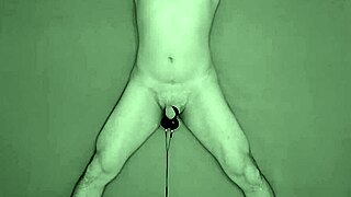 펨돔 설정에서 강렬한 고환 전기 자극 한 시간