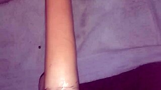 γαμάω σκληρά το τεράστιο 10-ιντσ dildo μου 😈