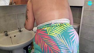 Nettoyer la salle de bain avec mes gros seins exposés