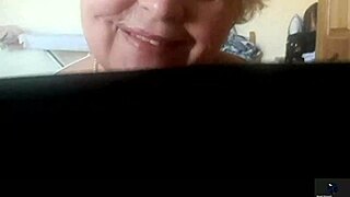 Lady Dalia masztizik, miközben férje finom salátáját készíti