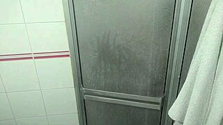 Pongo Camara Escondida Para Descubrir Quien Me Quita La Toalla Cuando Me Bano Y Descubri Que Era Mi Hermanastra La Meti Al Bano Desnuda Y Empece A Follarla