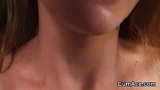 Slampig skönhet sväljer sperma efter vild blowbang