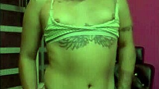 トランス Angelique がタイトなジーンズショーツで激しくイク