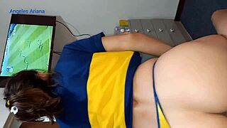 אתה מכניס לה את הבוסטרה רואה את הקבוצה עם זין גדול בתחת