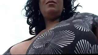 Danica Collins mostra le tette bollenti all'aperto su JustDanica.com!