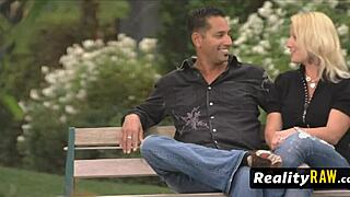 حسناوات السوينغر يتبادلون الشركاء لأجل حركة فموية ساخنة!