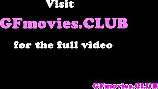 לסביות בוגרות אלגנטיות משפשפות אחת את השנייה בעקבים